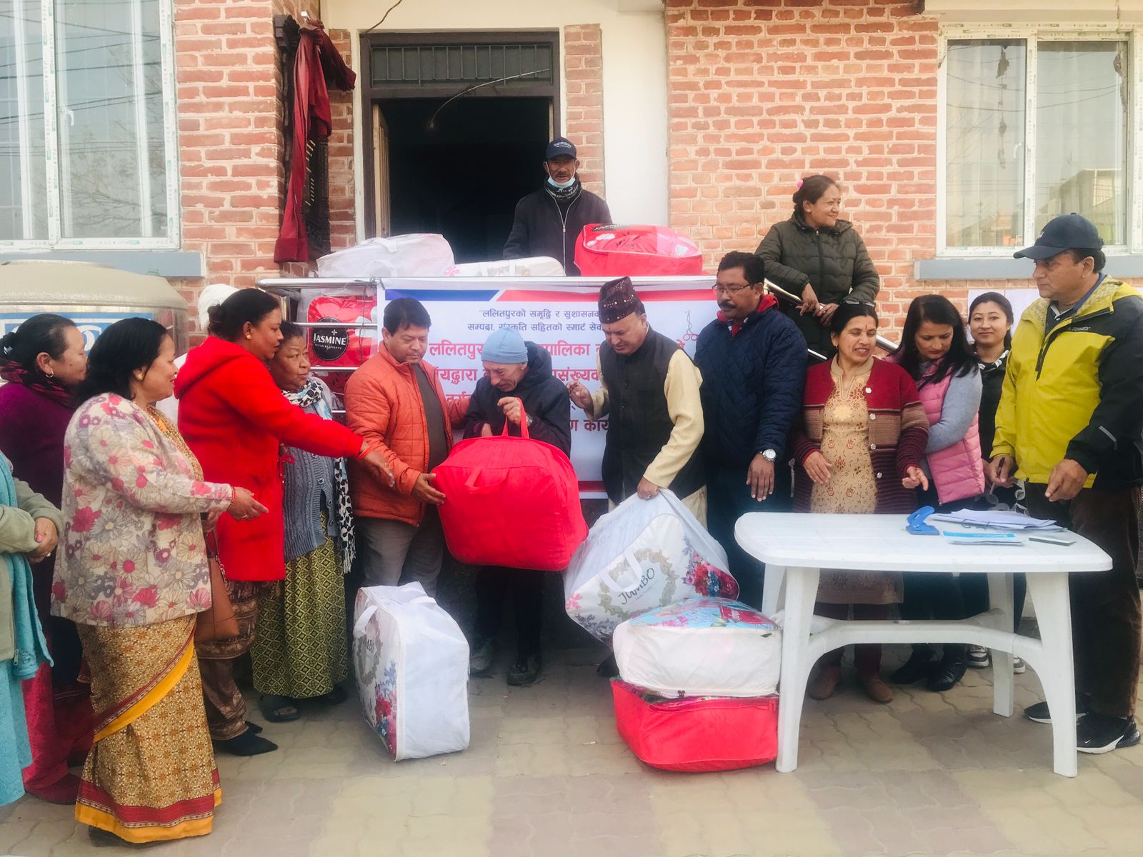 Read more about the article बिपन्नका लागि कम्बल तथा खाद्यान्न वितरण