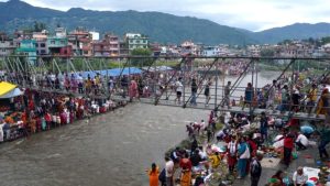 कुशे औँसी तथा बुबाको मुख हेर्ने पर्व आज उत्साहका साथ मनाइँदै, पवित्र कुश घर-घरमा भित्र्याइयो