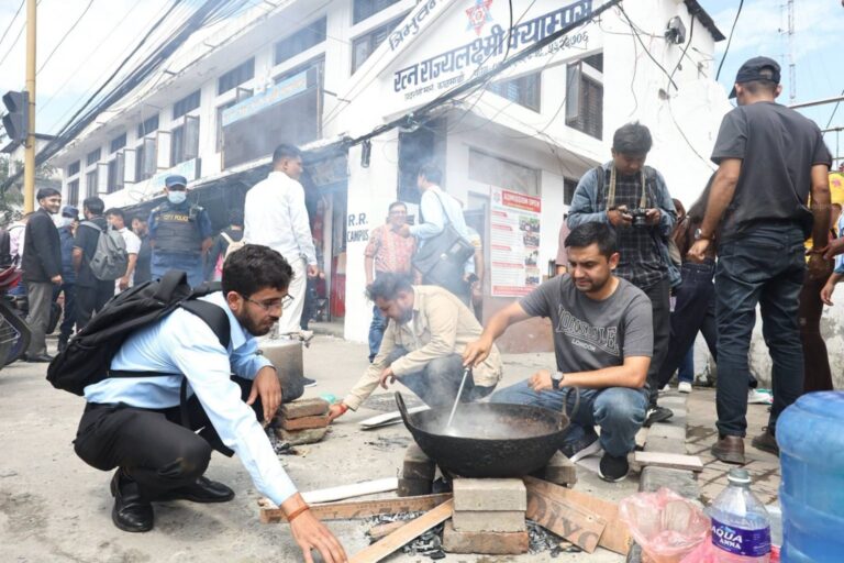 Read more about the article ग्यास अभाव: विद्यार्थीद्वारा चुलो बालेर सरकारको ध्यानाकर्षण